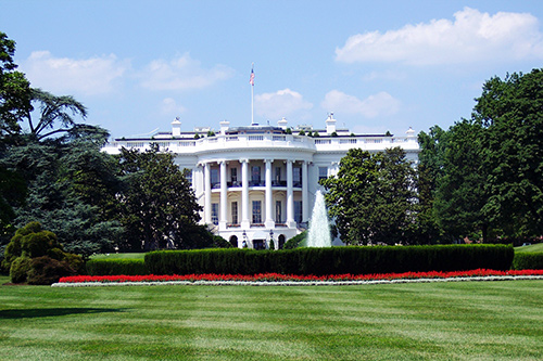 Picture of the white house with the fountain in front
