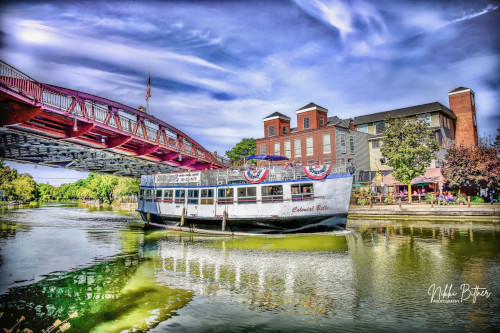 colonialbelle Photo of the Colonial Belle boat passing under a bridge